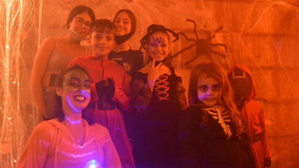 Unos niños en el pasaje infantil.