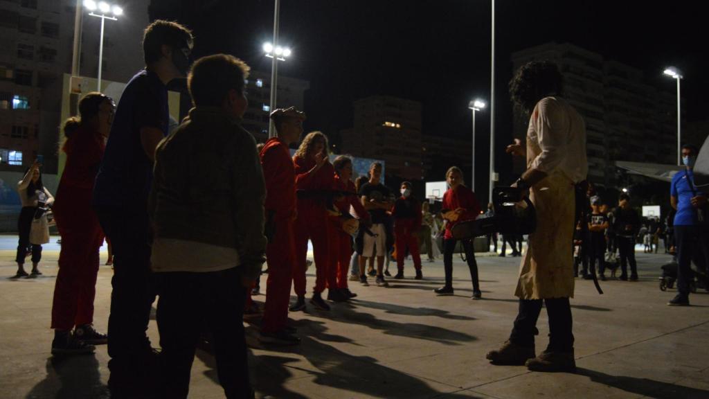 Un hombre aterrando a muchos niños.