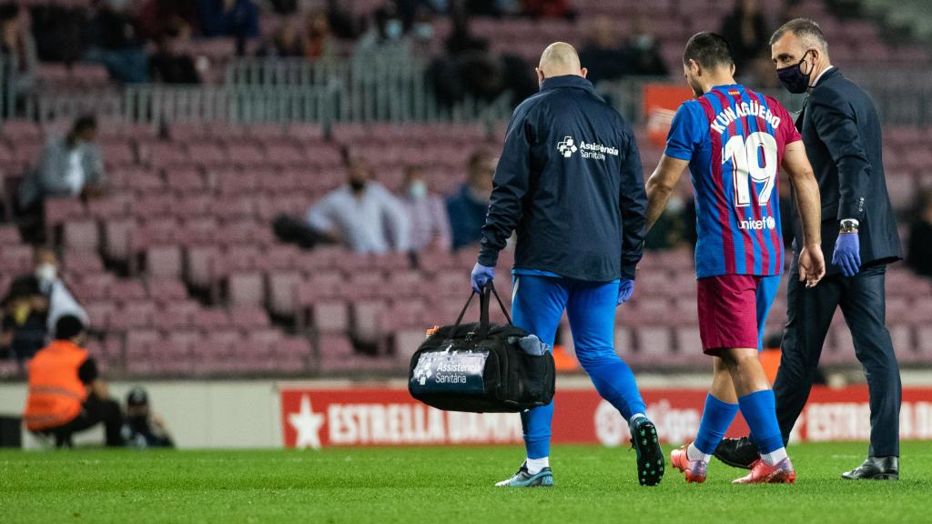 'Kun' Agüero se retira del campo en el Camp Nou