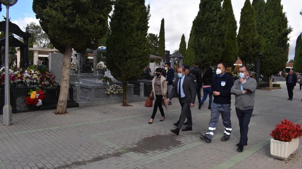 Emilio Sáez en el cementerio de Albacete.