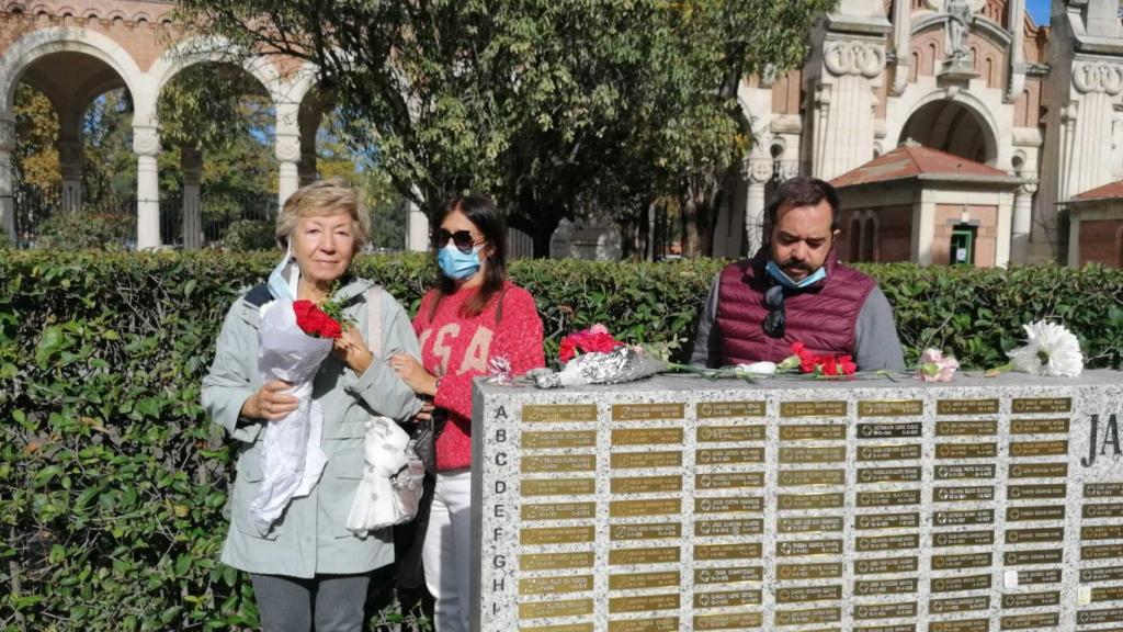 Lola, en el Jardín de los Recuerdos.