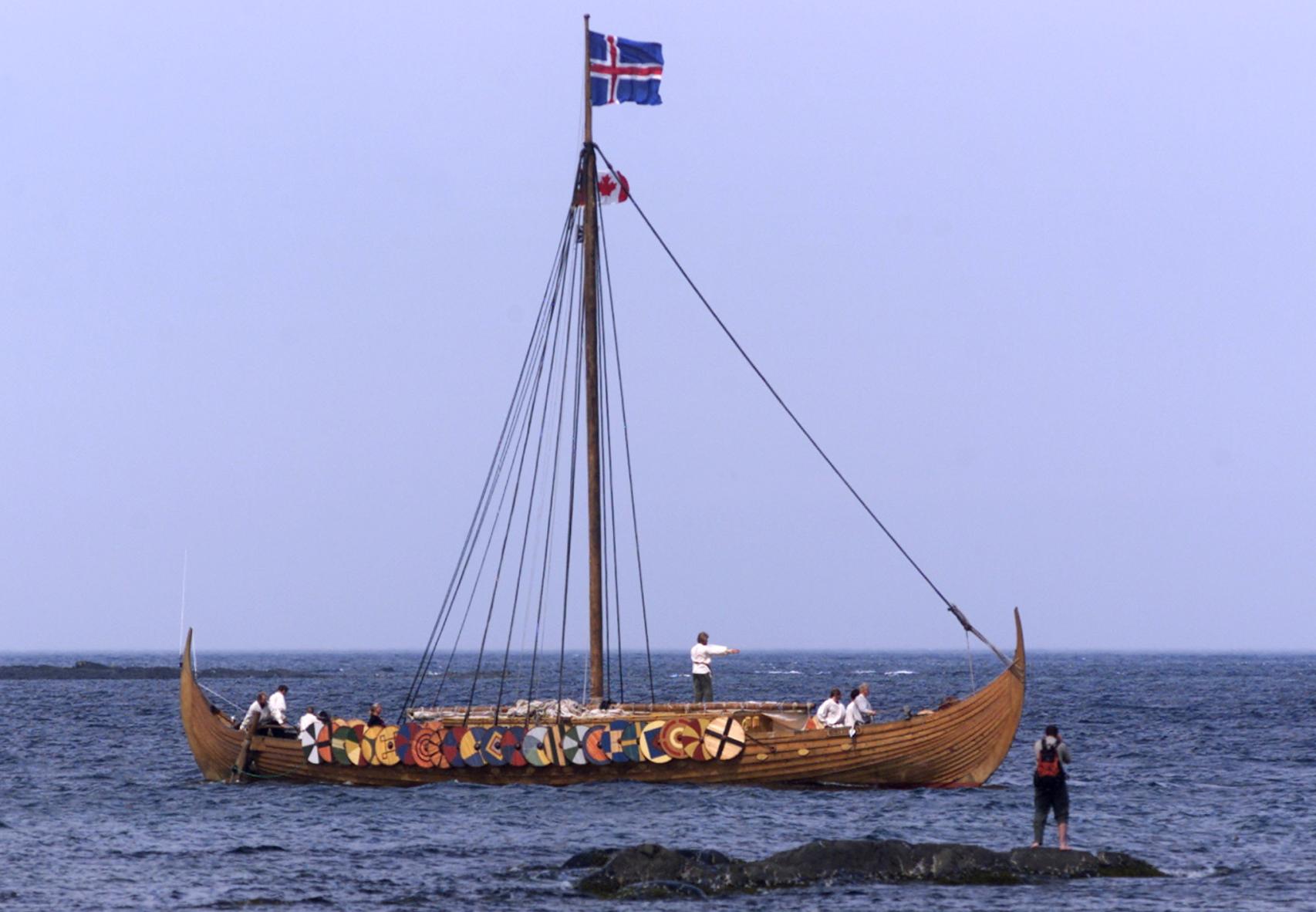 Recreación de un drakkar vikingo llegando a L'Anse aux Meadows, en Terranova.