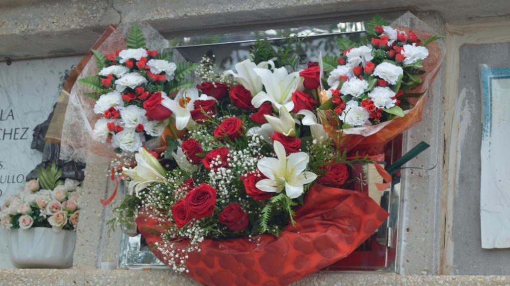 Un nicho donde no faltan flores.