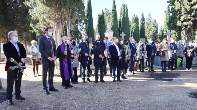Visita al cementerio durante el día de Todos los Santos
