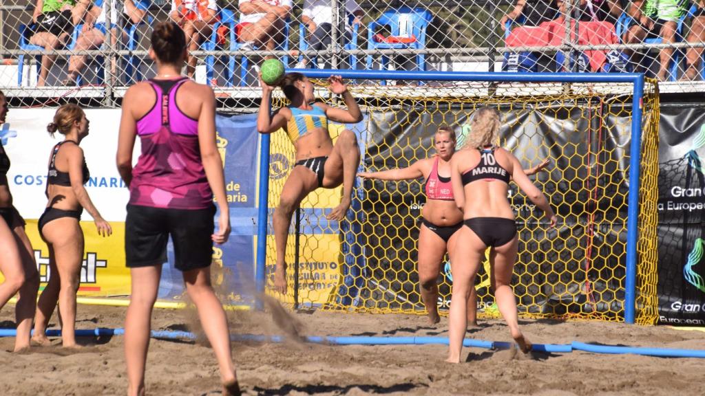 Partido de balonmano playa femenino