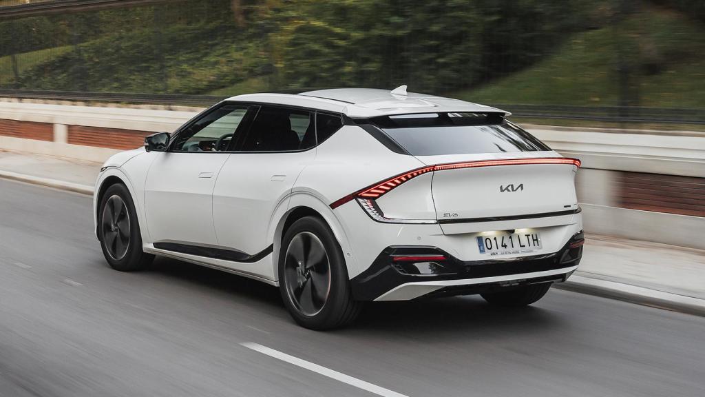 El Kia es un coche eléctrico con carrocería de tipo crossover, gran tamaño y diseño atractivo.