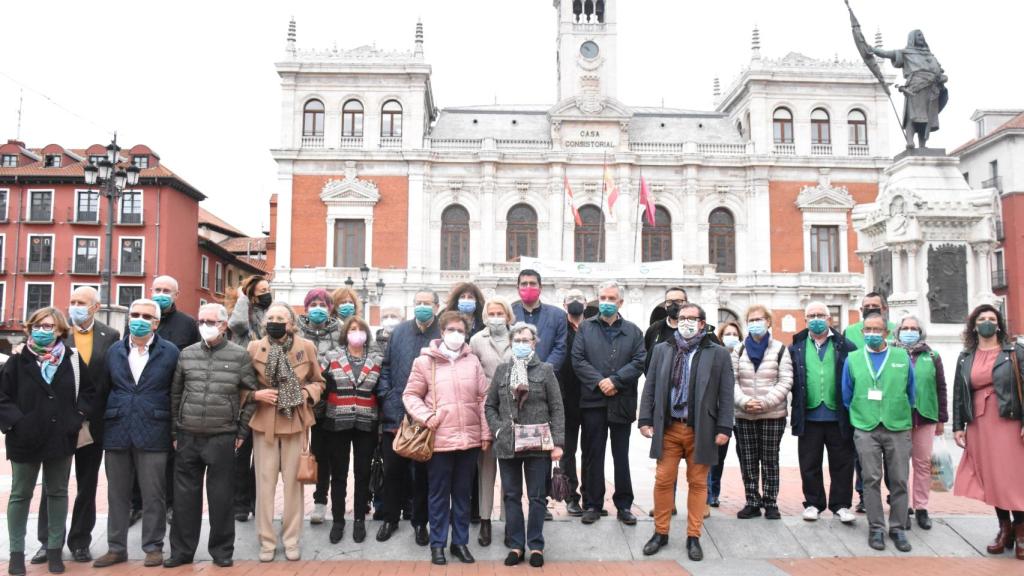 Autoridades y representantes de distintas organizaciones con miembros de la AECC de Valladolid
