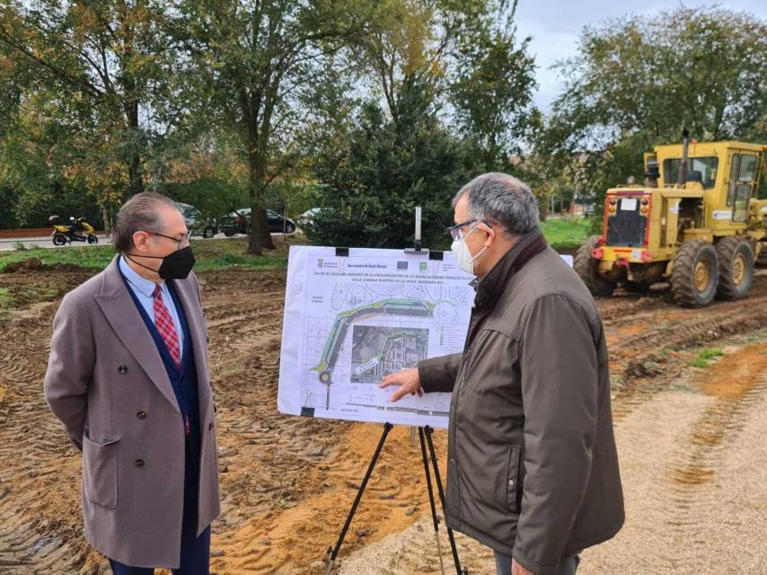 El concejal de Fomento, Fernando Carabias, durante una visita a la zona