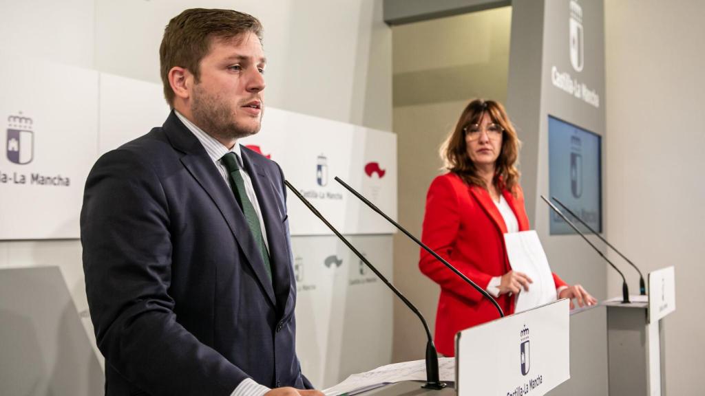 Nacho Hernando, consejero de Fomento, y Blanca Fernández, portavoz del Gobierno de Castilla-La Mancha. Foto: JCCM