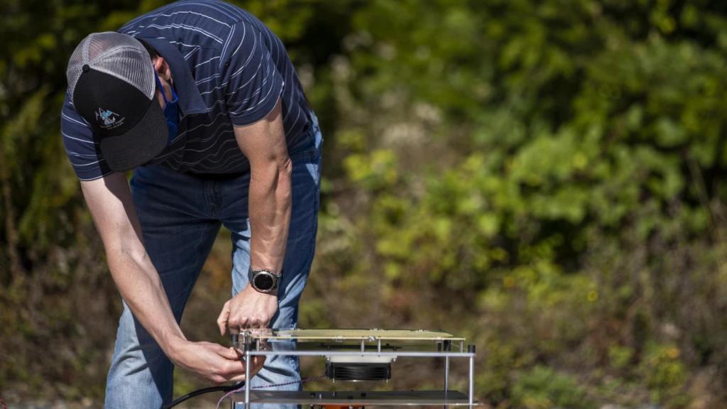 Técnico que Proyecto Kuiper trabajando en la antena