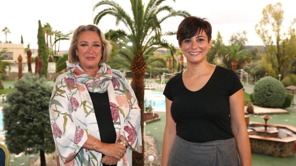 Esther Esteban y la ministra Isabel Rodríguez.
