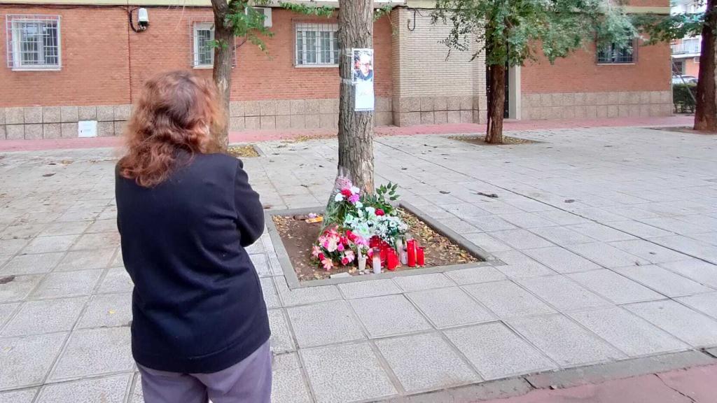 Una mujer frente al lugar donde fue asesinado Lorenzo.