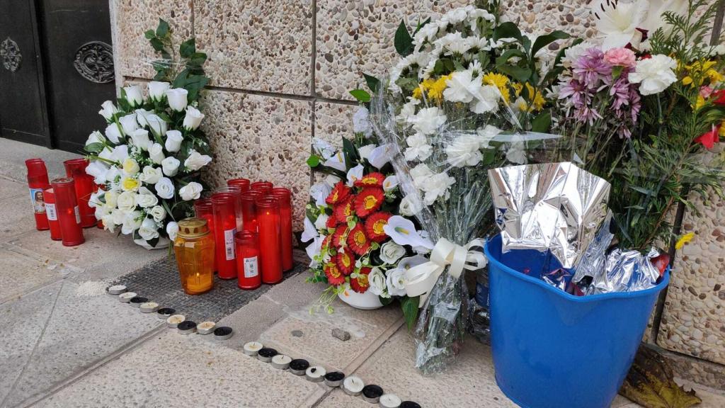 Cirios y flores en recuerdo del joven asesinado.