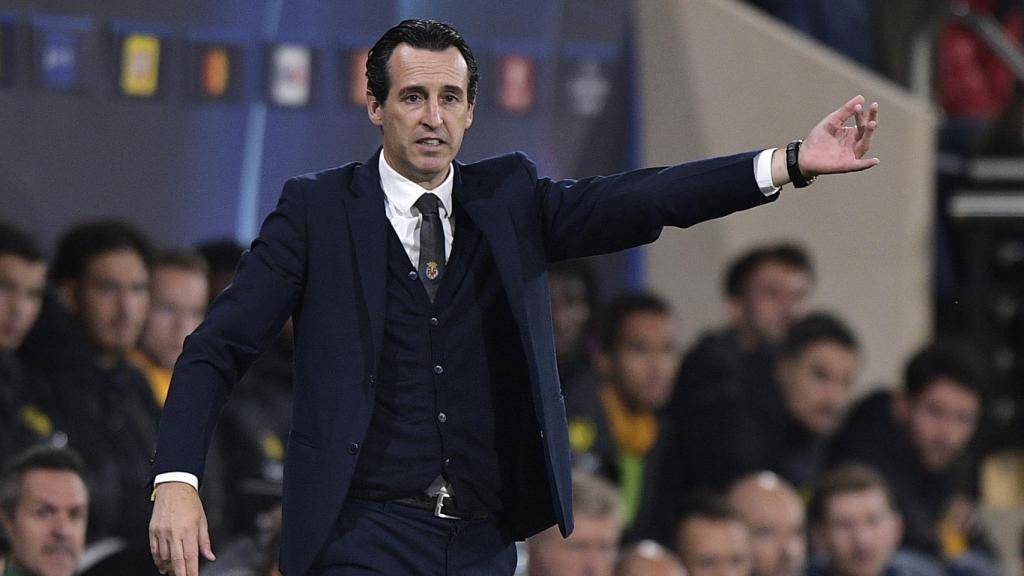 Unai Emery dando indicaciones en el banquillo del Villarreal
