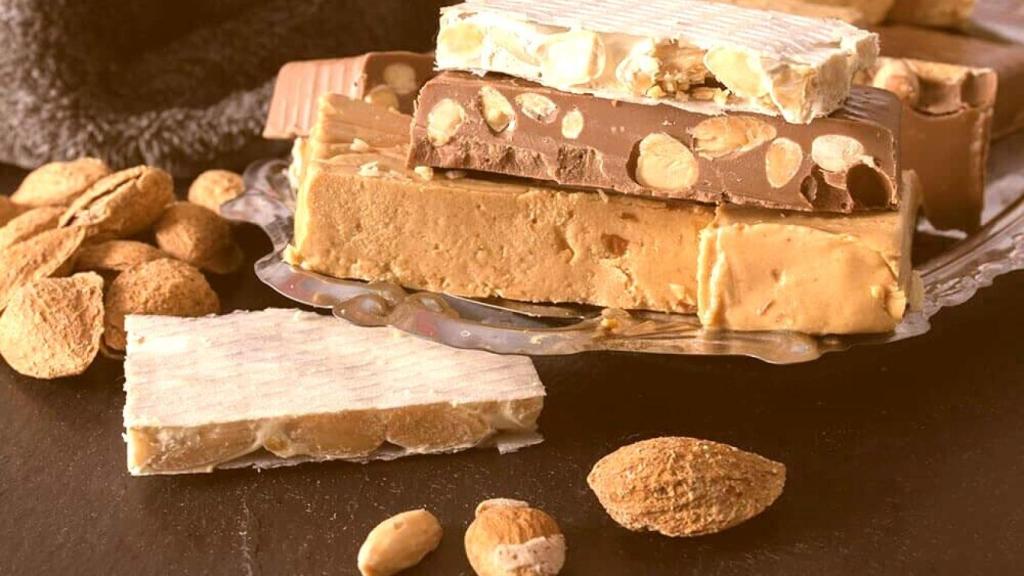 Varias tabletas de turrón.