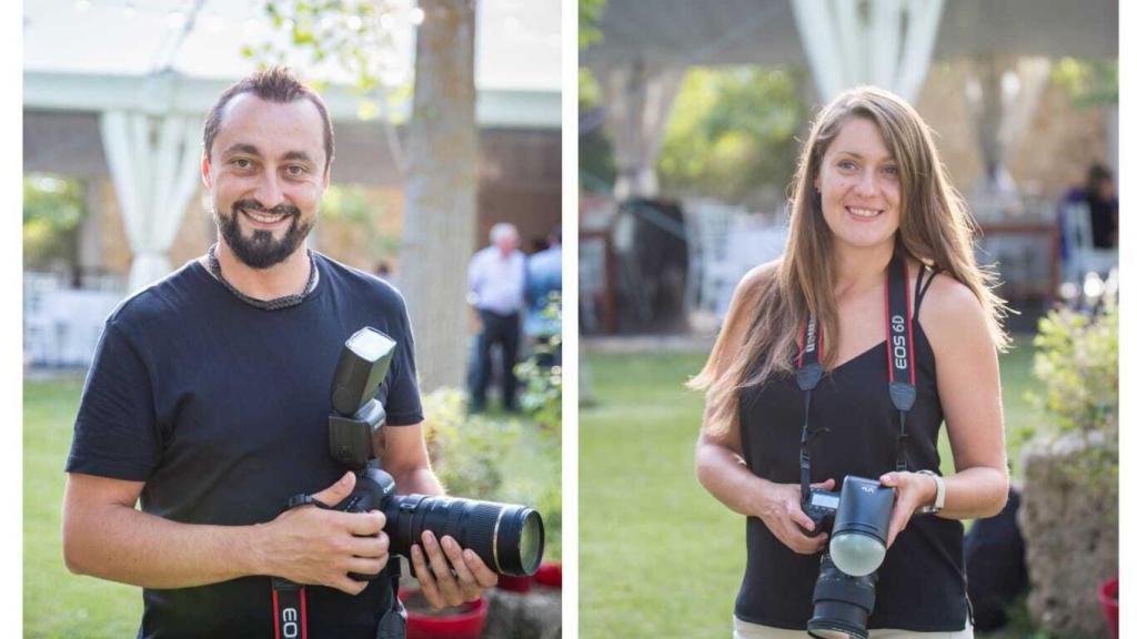 Héctor Carlón y Elena Pérez mientras realizan su trabajo como fotógrafos