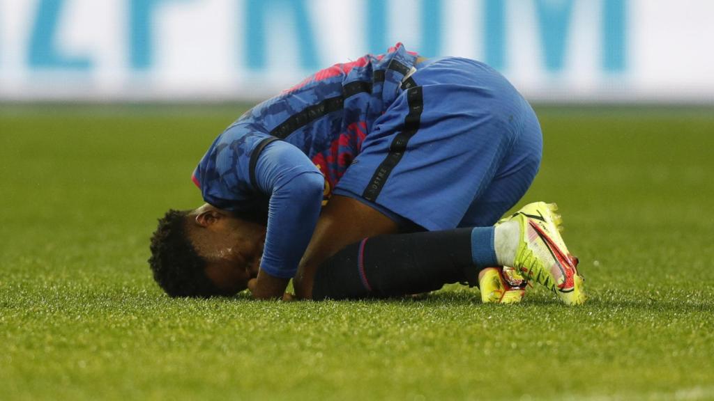 Ansu Fati, dolorido en el campo