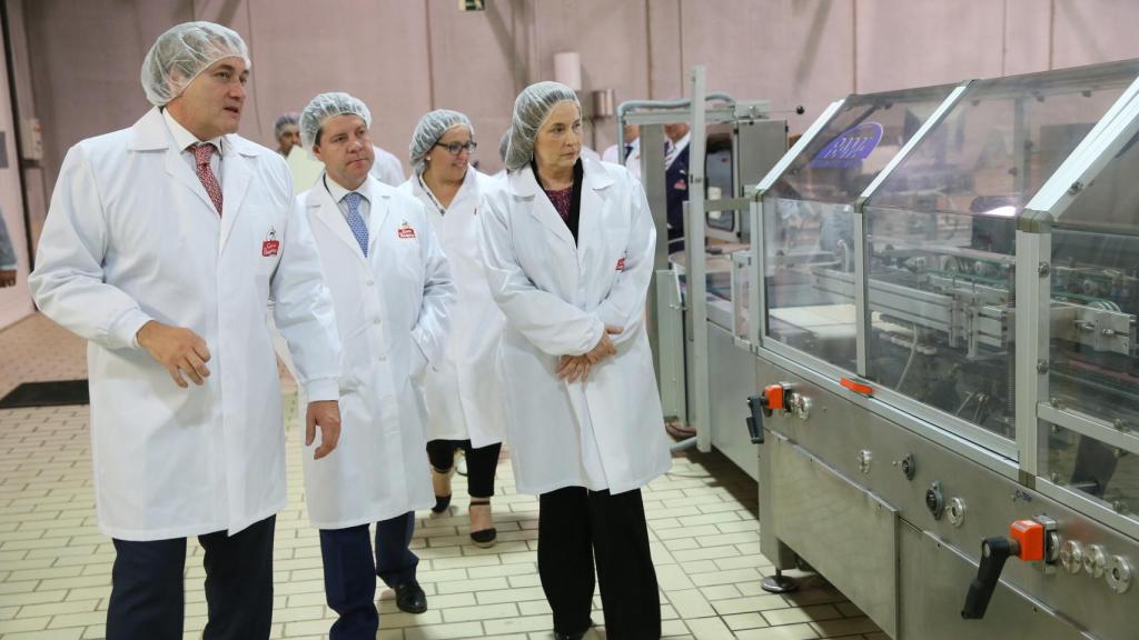 Emiliano García-Page, en el centro, junto a los hermanos García-Baquero durante una visita realizada a la empresa quesera en 2016. Foto: JCCM.