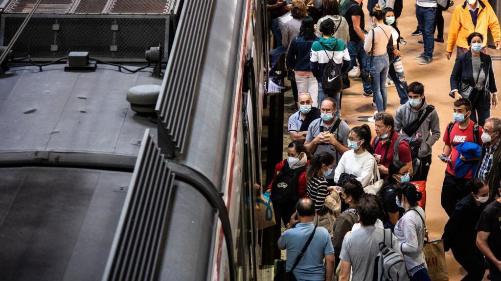 Varios pasajeros esperan a subir a un tren de Cercanías en la estación de Atocha.