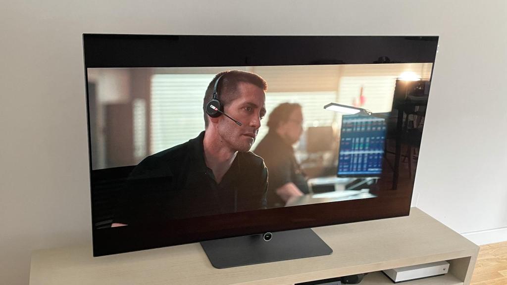 El Loewe Bild i.65 con una película.