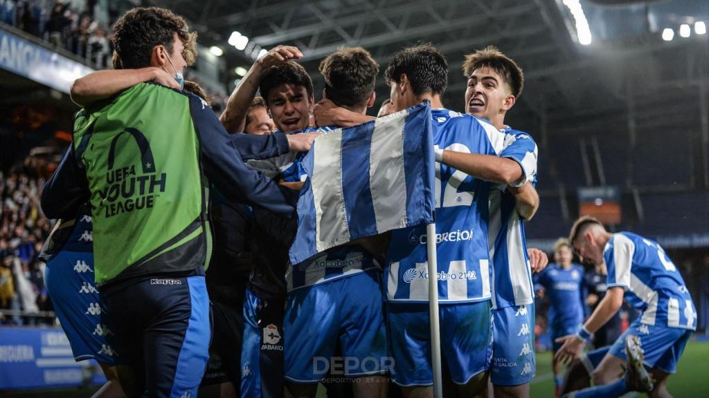 Los jugadores del Juvenil celebran uno de los goles marcados frente al Pogon.