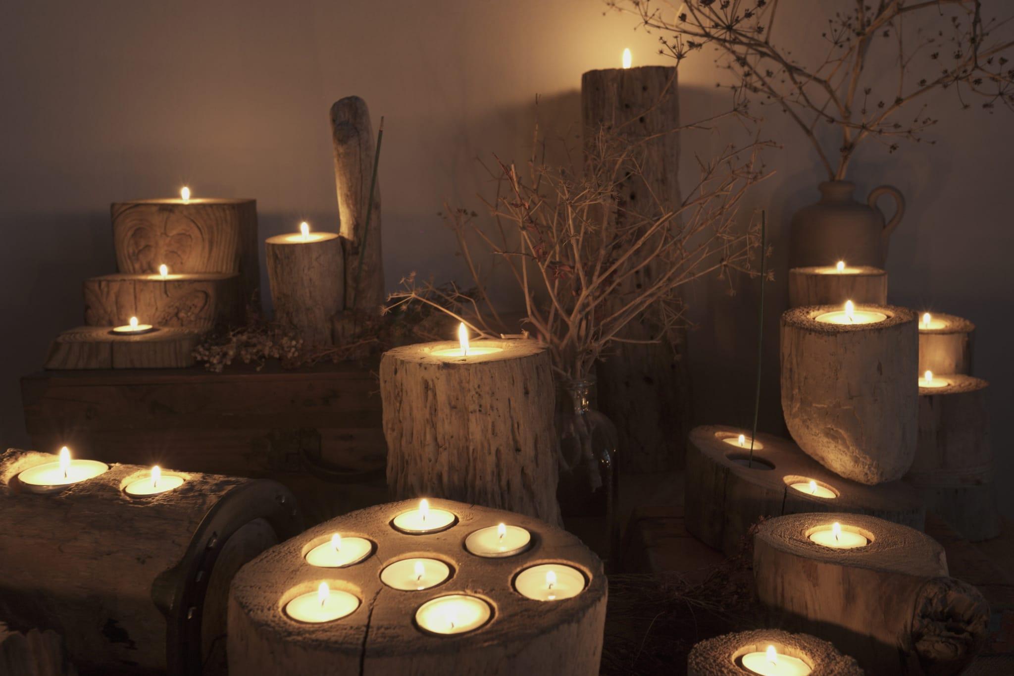 Portavelas ‘Das Crebas’ encendidos. Foto: Catu Martínez.