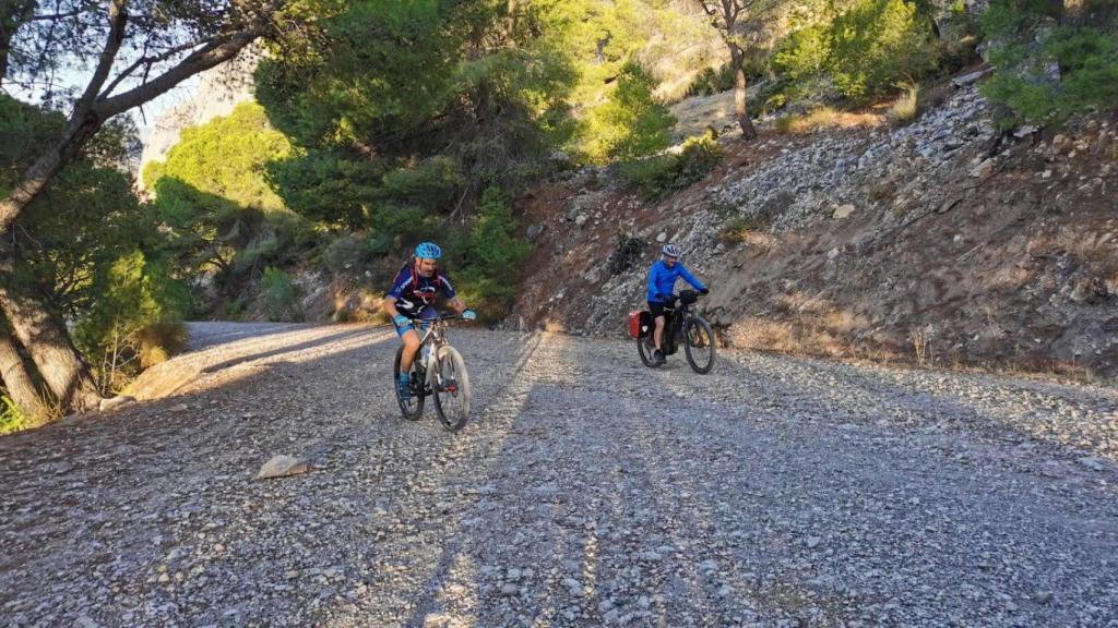Esta senda es exigente físicamente, pero el buen clima de Málaga la hace más llevadera.
