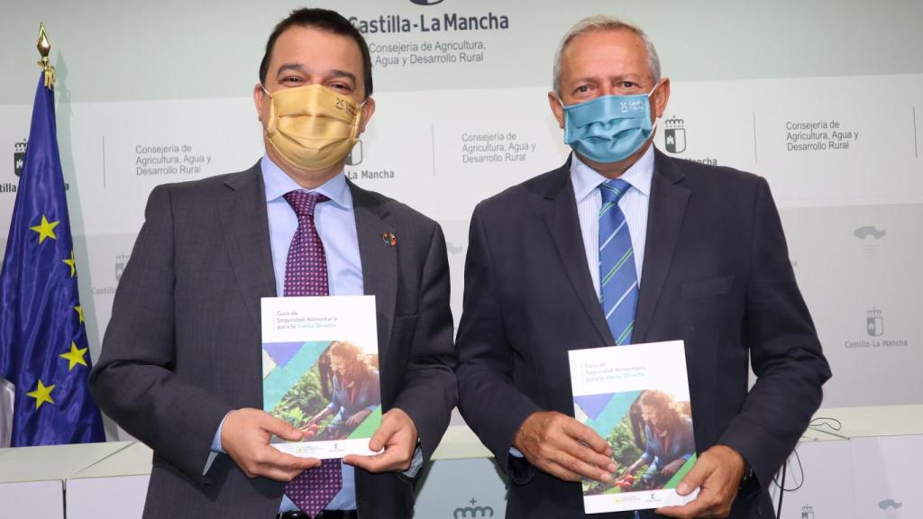 Francisco Martínez Arroyo, consejero de Agricultura, Agua y Desarrollo Rural, y Ángel Villafranca, residente de Cooperativas Agroalimentarias de Castilla-La Mancha. Foto: JCCM