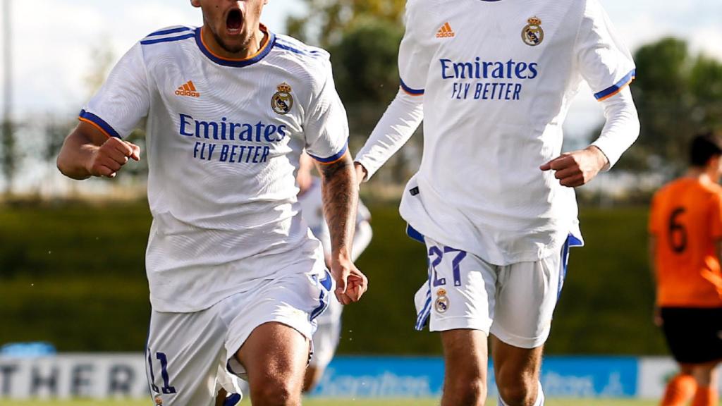 Aranda y Theo celebran un gol con el Juvenil A