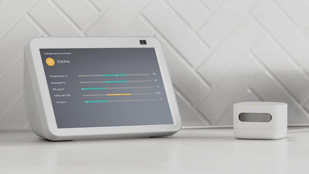 Amazon Smart Air Quality Monitor junto a un Amazon Echo Show.