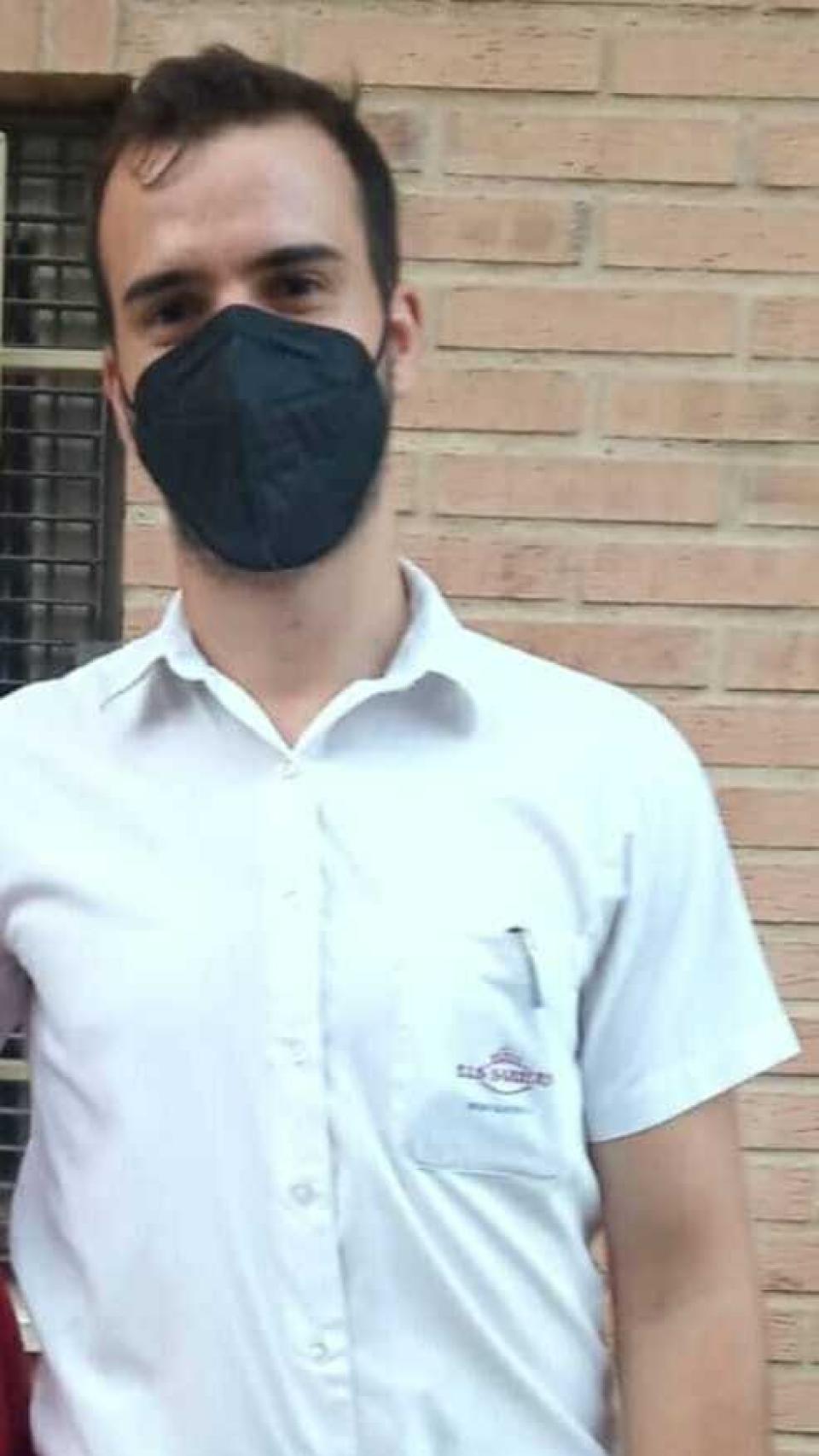 David Rubio con su uniforme de trabajo.