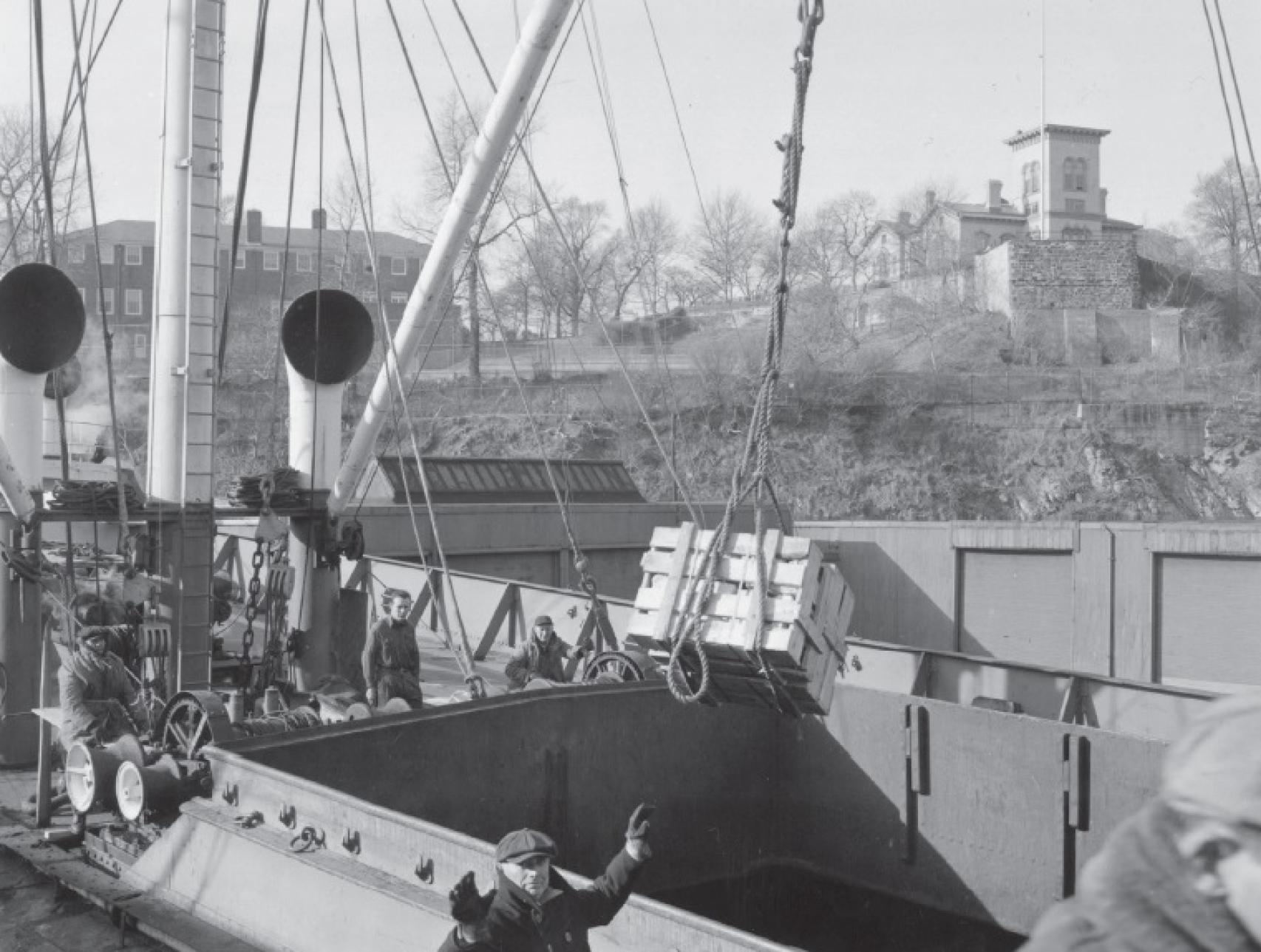 Desembarco en Nueva York de las cajas con las piedras del ábside