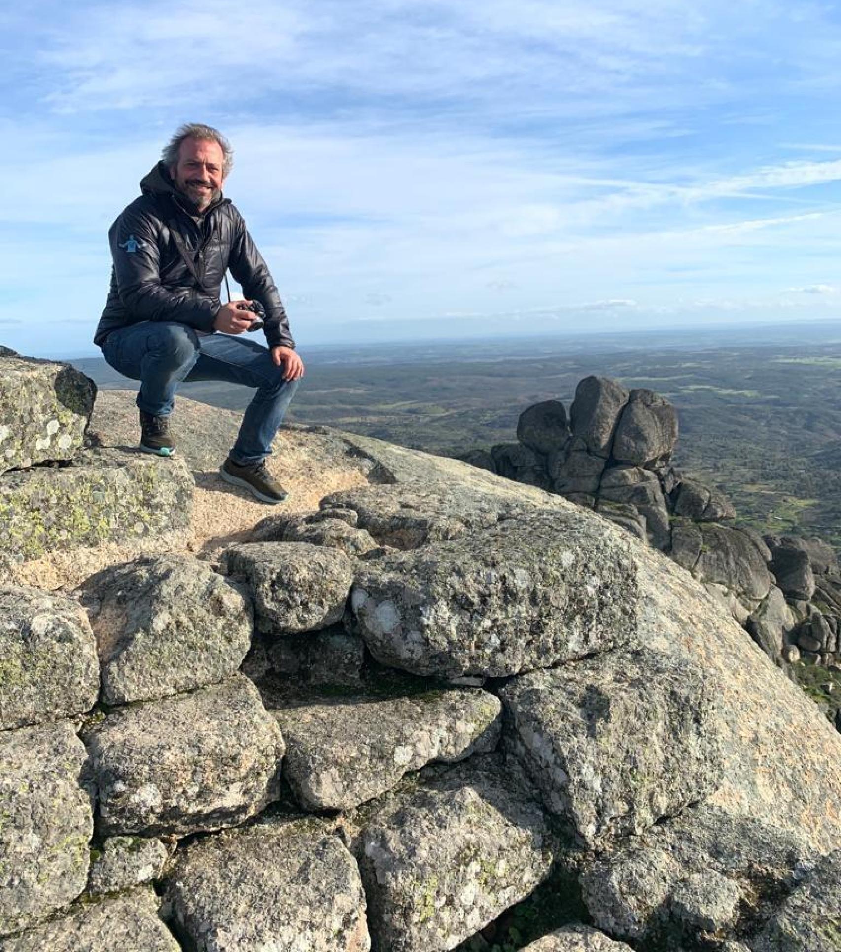 El localizador malagueño trabajando.