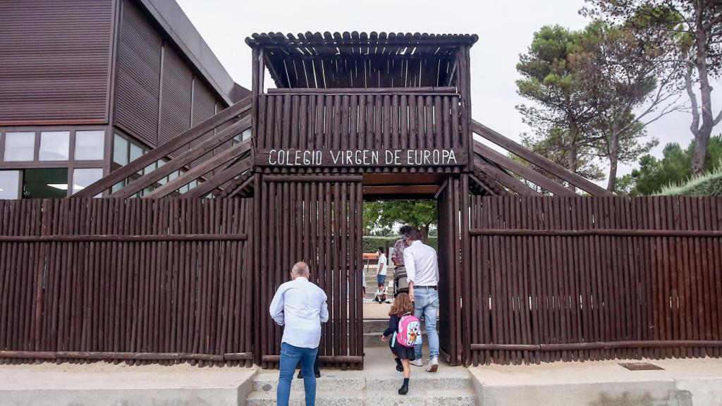 Padres dejando a sus hijos en la puerta del colegio.