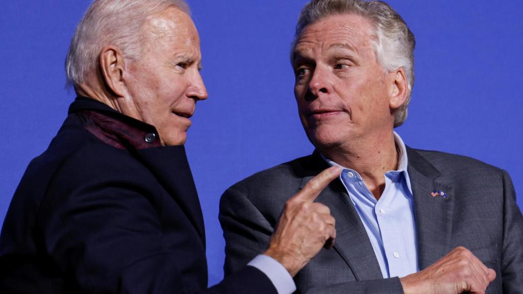 Joe Biden haciendo campaña por Terry McAuliffe, candidato demócrata para gobernador de Virginia.