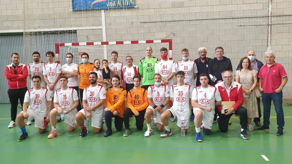 Los integrantes del Club Balonmano Albacete. En la segunda fila, Mireia posa con su hijo.