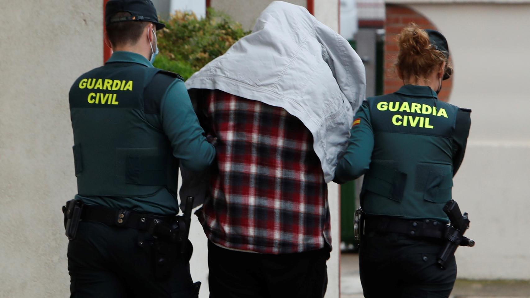 El supuesto asesino del menor, custodiado por la Guardia Civil tras su detención./