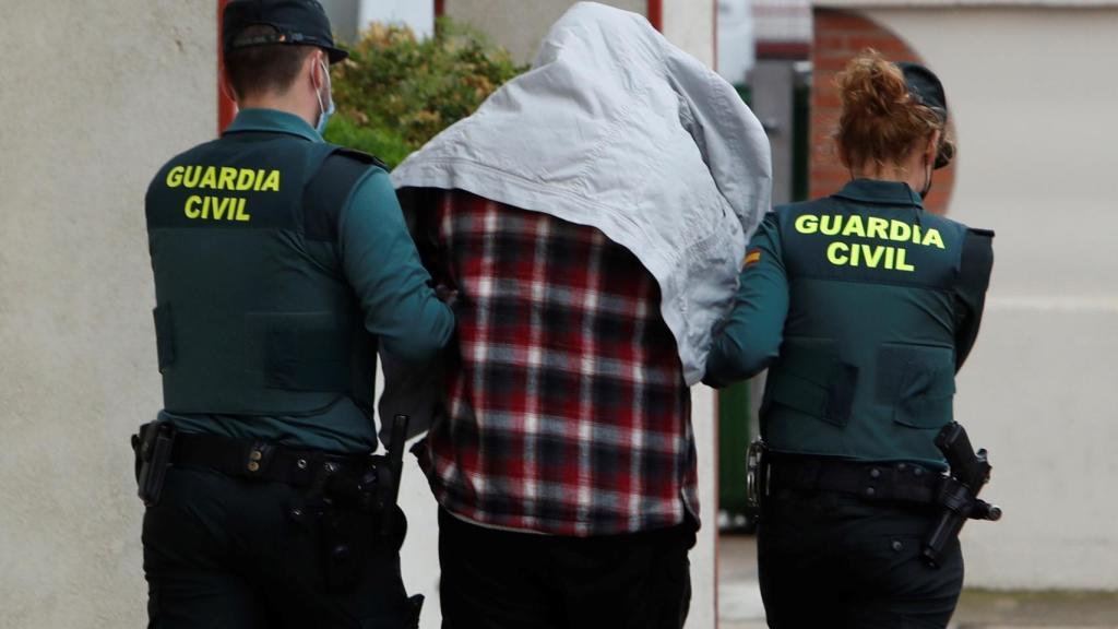 El supuesto asesino del menor, custodiado por la Guardia Civil tras su detención./