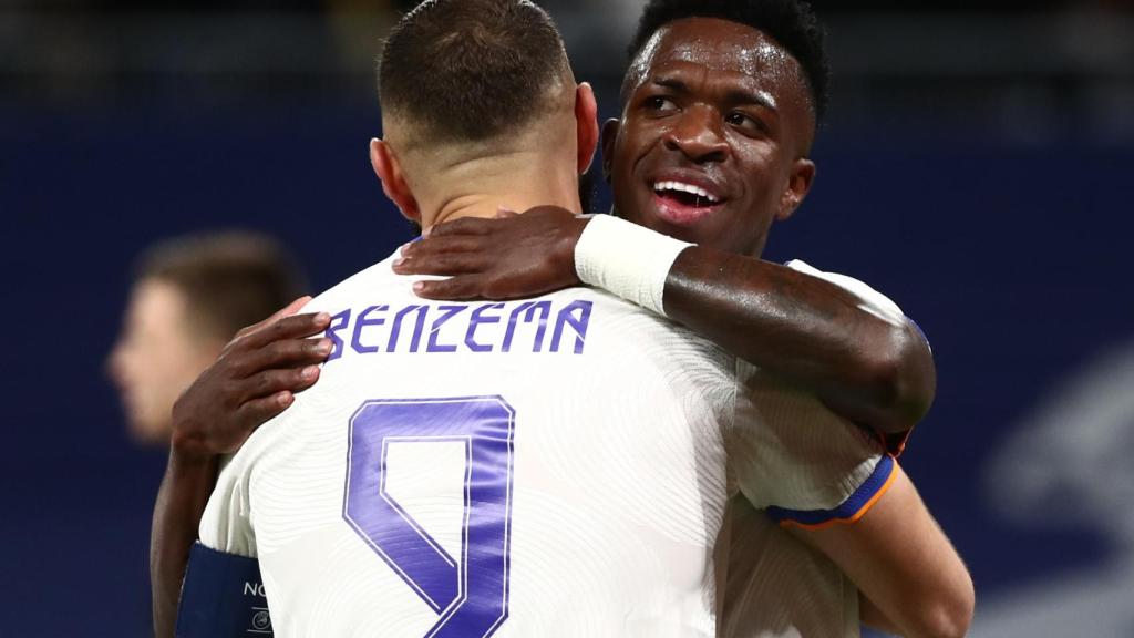Karim Benzema y Vincius Júnior se abrazan