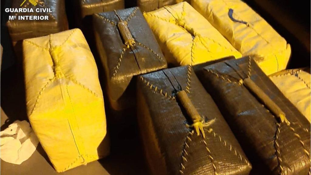 En el interior de la lancha se han encontrado 33 fardos con 1.300 kilogramos de hachís.