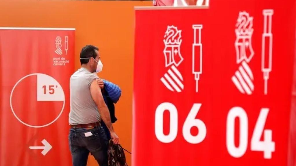 Una persona sale de un punto de vacunación en la Comunidad Valenciana, en imagen de archivo.