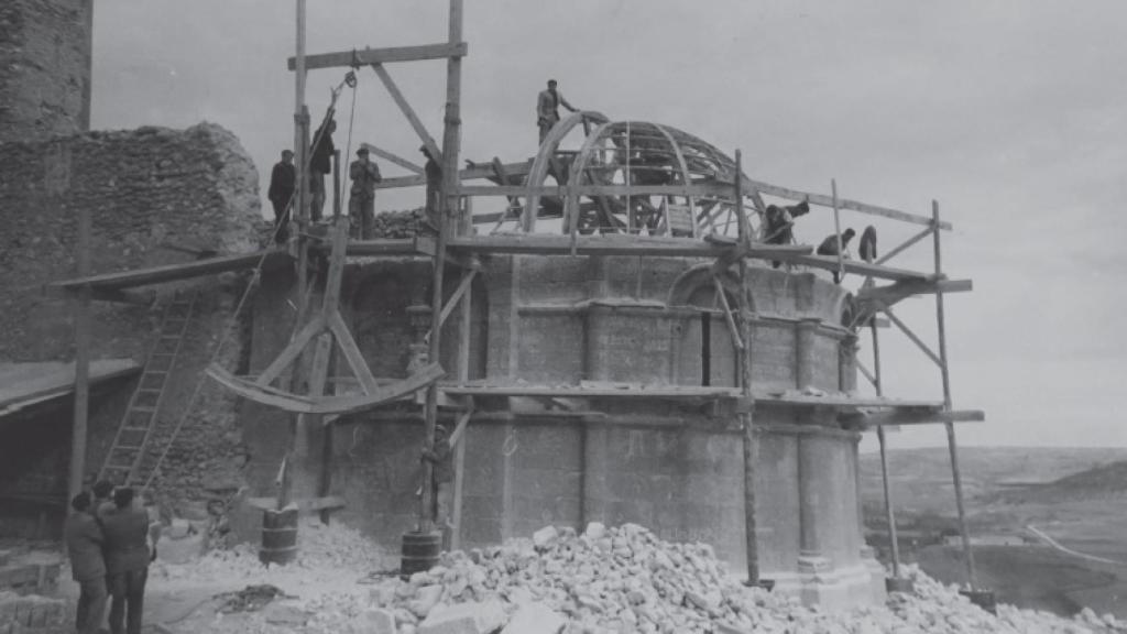 Retirada de las cimbras usadas en el desmontaje de la Iglesia