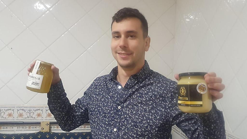 Adrián con su miel ganadora