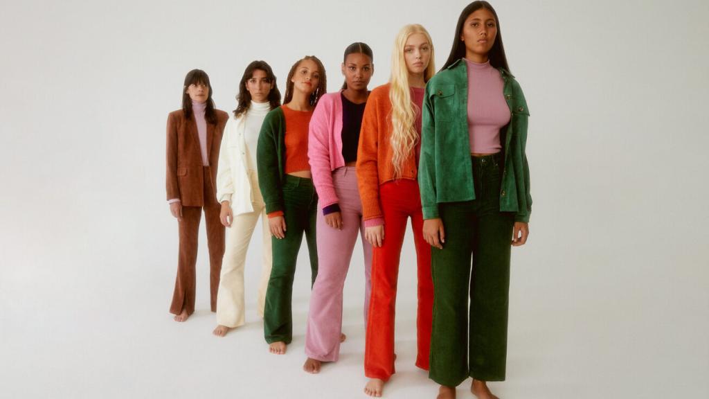 El nuevo catálogo de Stradivarius muestra los pantalones de pana en todo su esplandor.