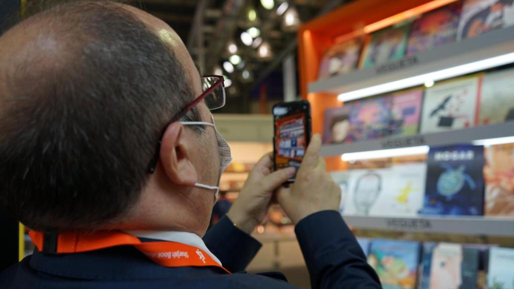 El ministro de Cultura, Miquel Iceta, en el stand de España en la Feria del Libro de Sharjah, en Emiratos Árabes.