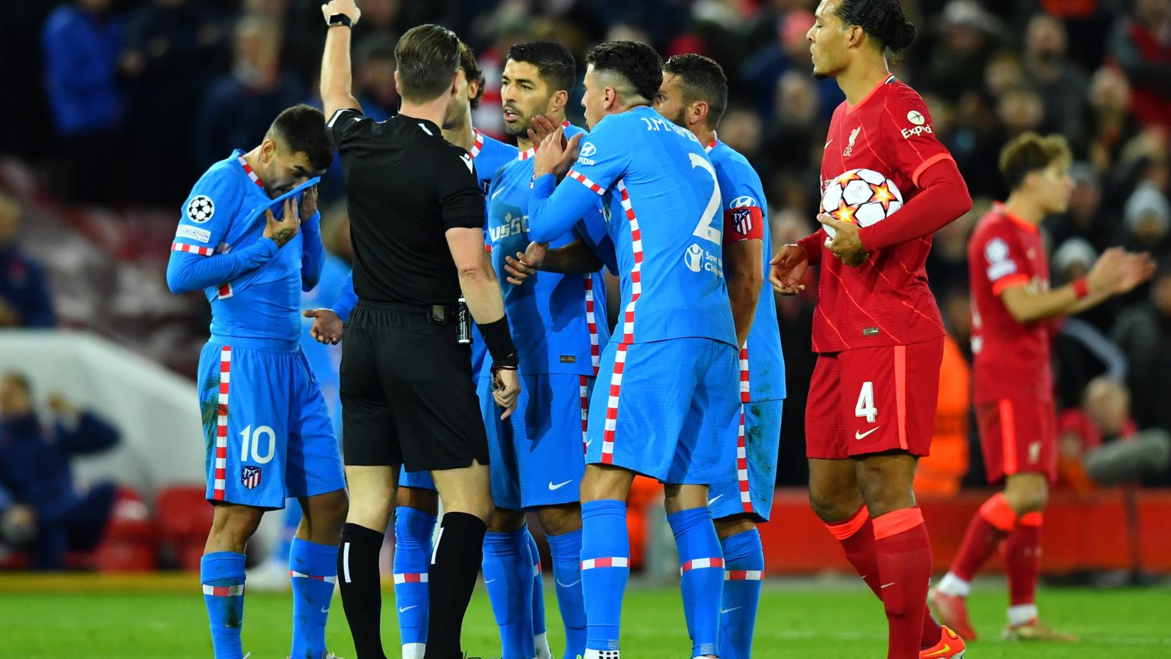Luis Suárez protesta la roja a Felipe a Danny Makkelie