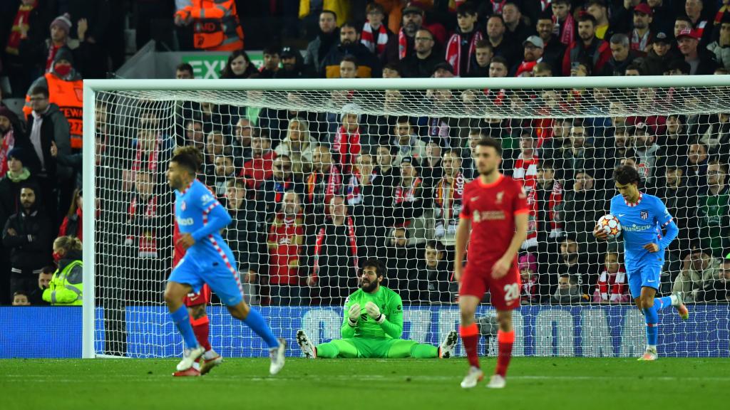Joao Félix coge el balón de la portería tras el gol de Luis Suárez, que fue anulado