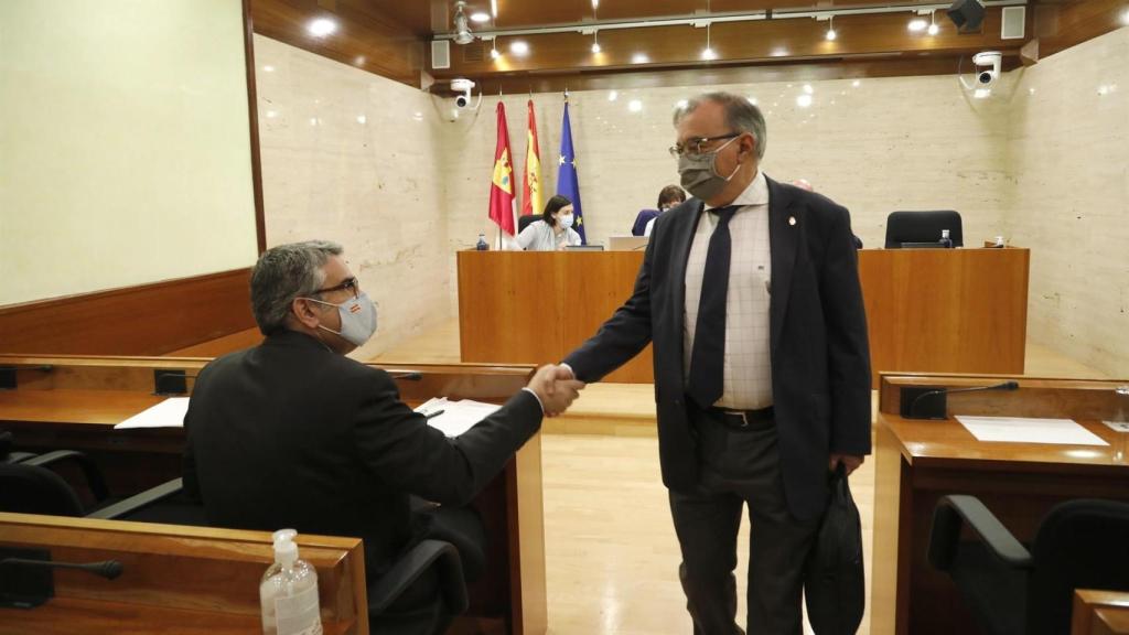 Miguel Ángel Rodríguez, diputado el PP en las Cortes de C-LM, y Fernando Mora, parlamentario del PSOE, en la Comisión de Economía y Presupuestos. Foto: Cortes CLM
