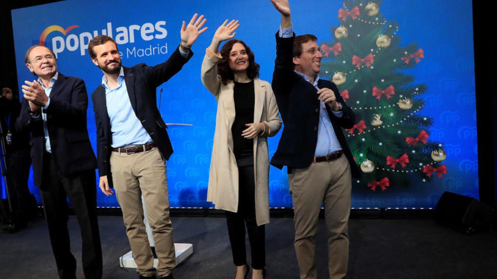 A la espalda de Almeida, Díaz Ayuso y Pablo Casado.