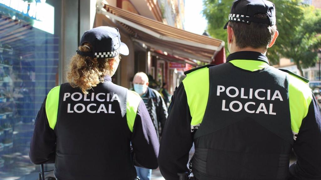 Una imagen de archivo de dos agentes de policía.